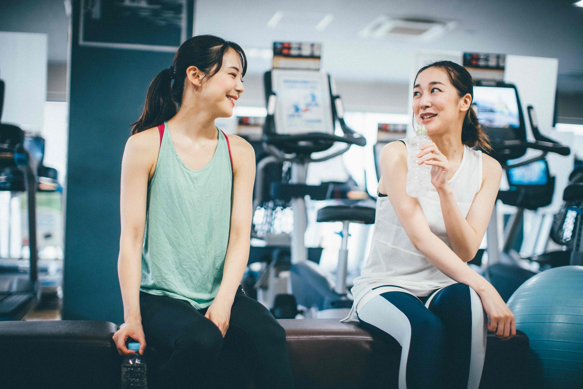 ジムにいる女性二人