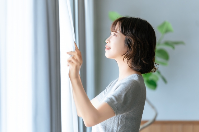 カーテン開ける人